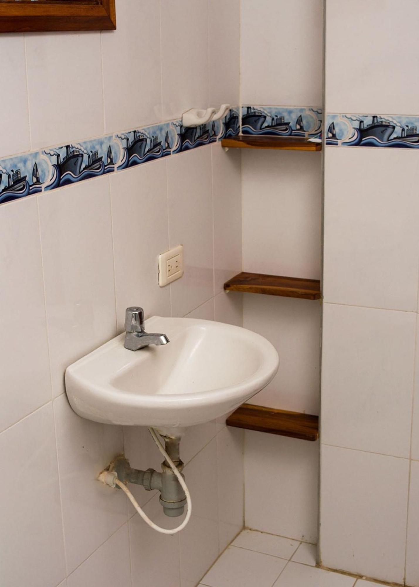 Pensión In Guest - Hb1 In La Boquilla Cartaena With Air Conditioning And Jacuzzi